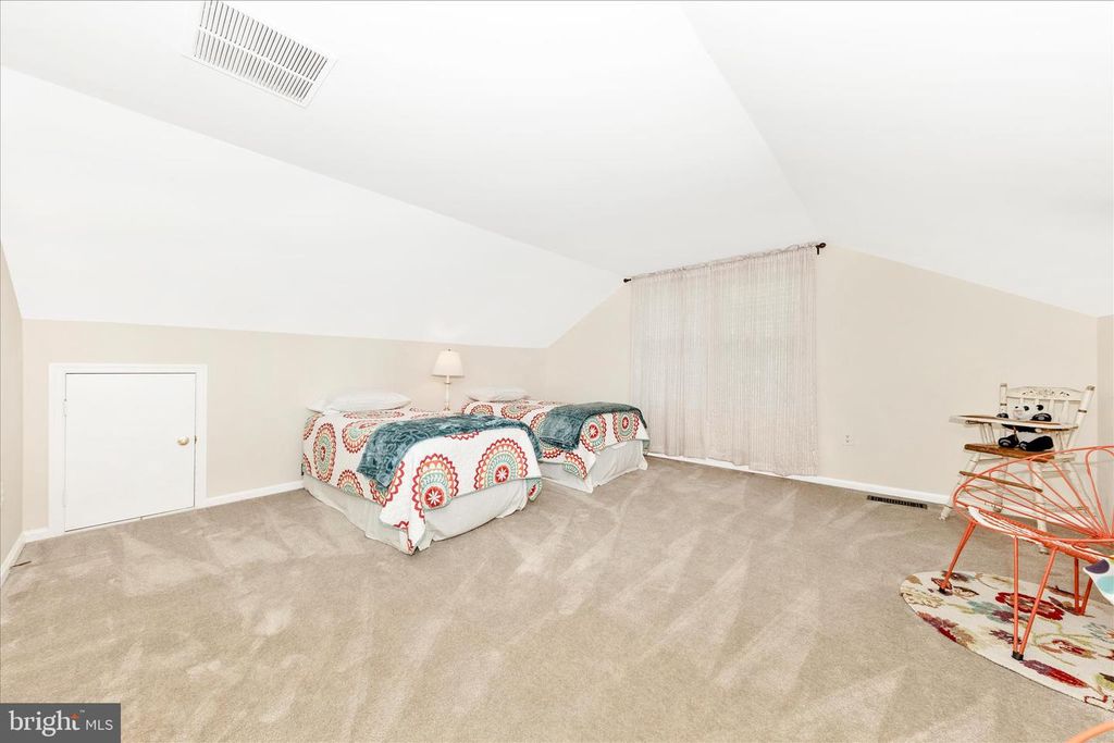 Image 33 of property listing at 20516 HIGHLAND HALL DR, Gaithersburg, MD 20886