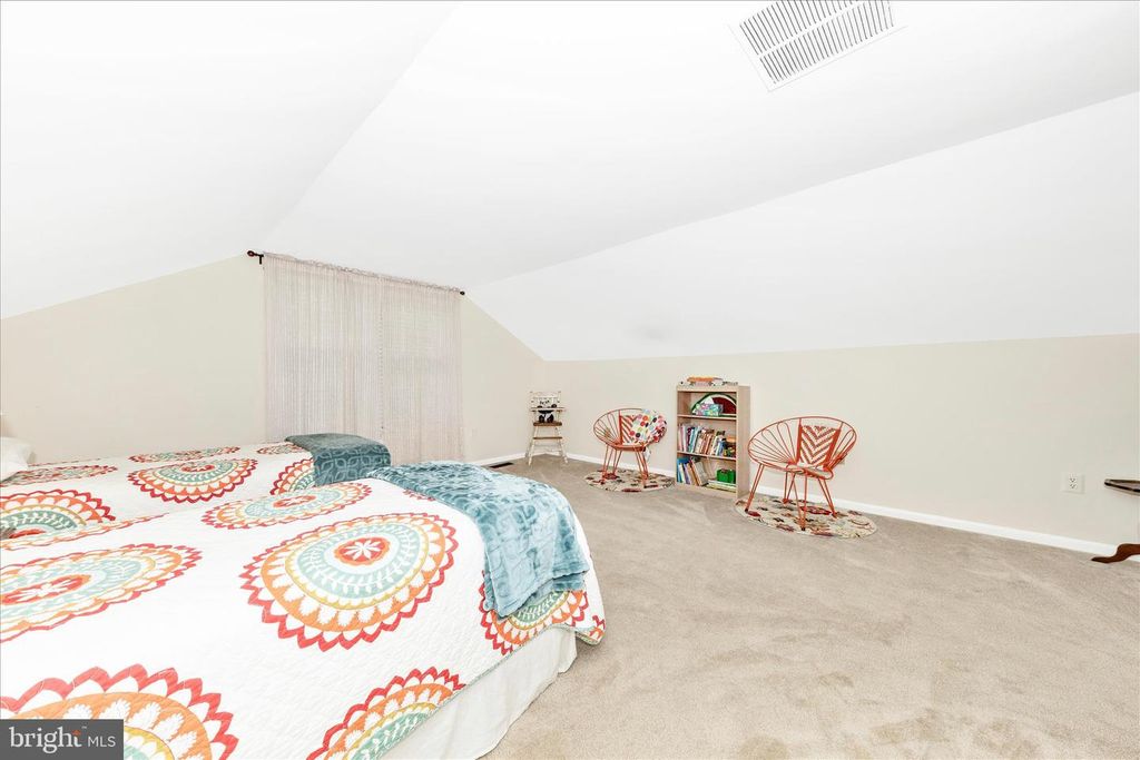 Image 34 of property listing at 20516 HIGHLAND HALL DR, Gaithersburg, MD 20886