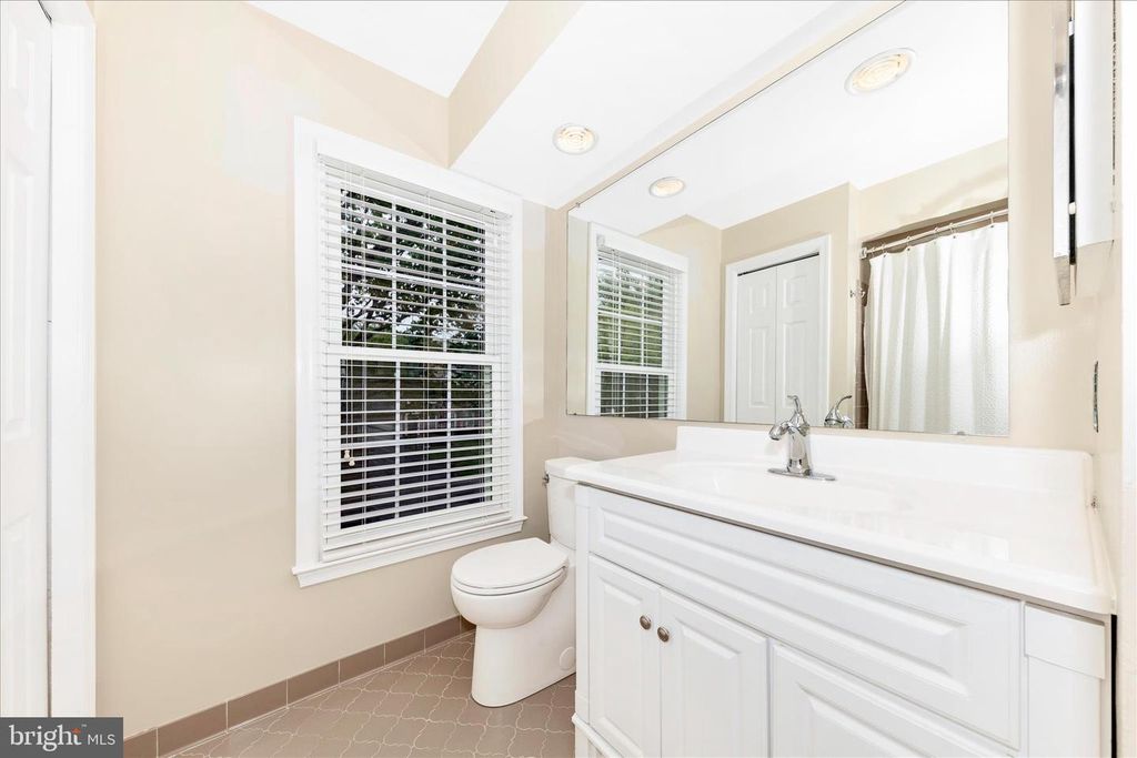 Image 35 of property listing at 20516 HIGHLAND HALL DR, Gaithersburg, MD 20886