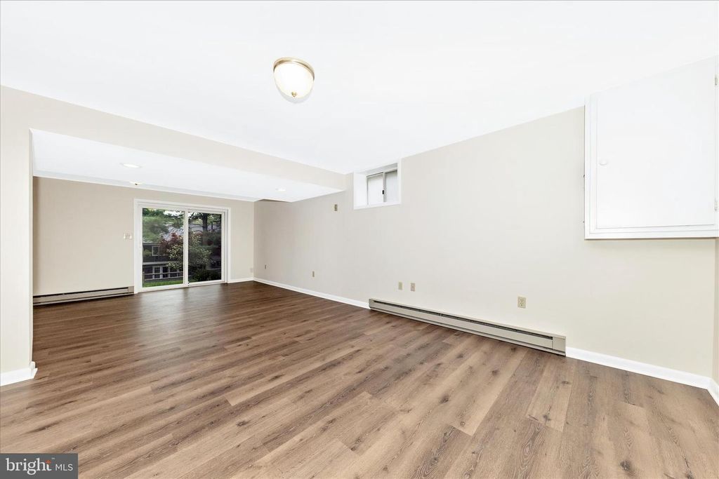 Image 37 of property listing at 20516 HIGHLAND HALL DR, Gaithersburg, MD 20886