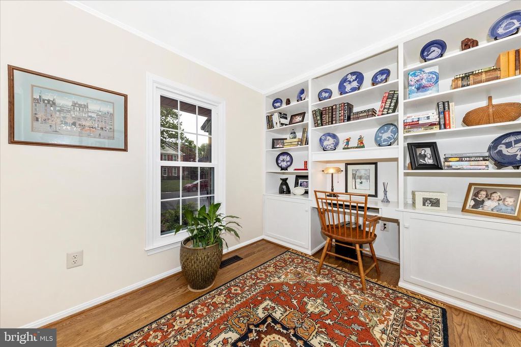 Image 4 of property listing at 20516 HIGHLAND HALL DR, Gaithersburg, MD 20886