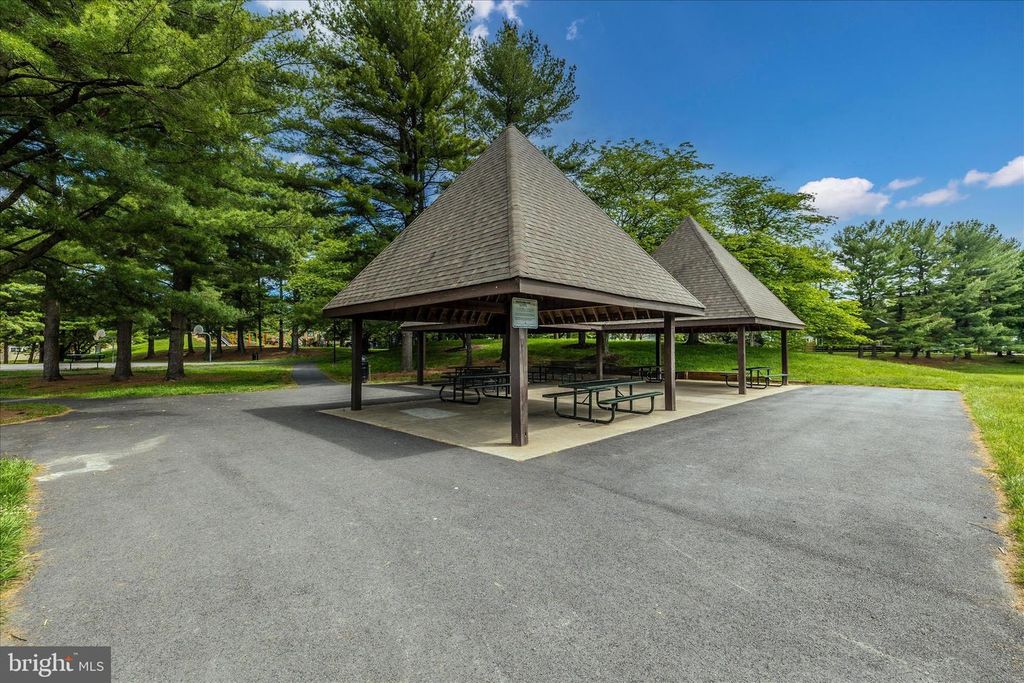 Image 67 of property listing at 20516 HIGHLAND HALL DR, Gaithersburg, MD 20886