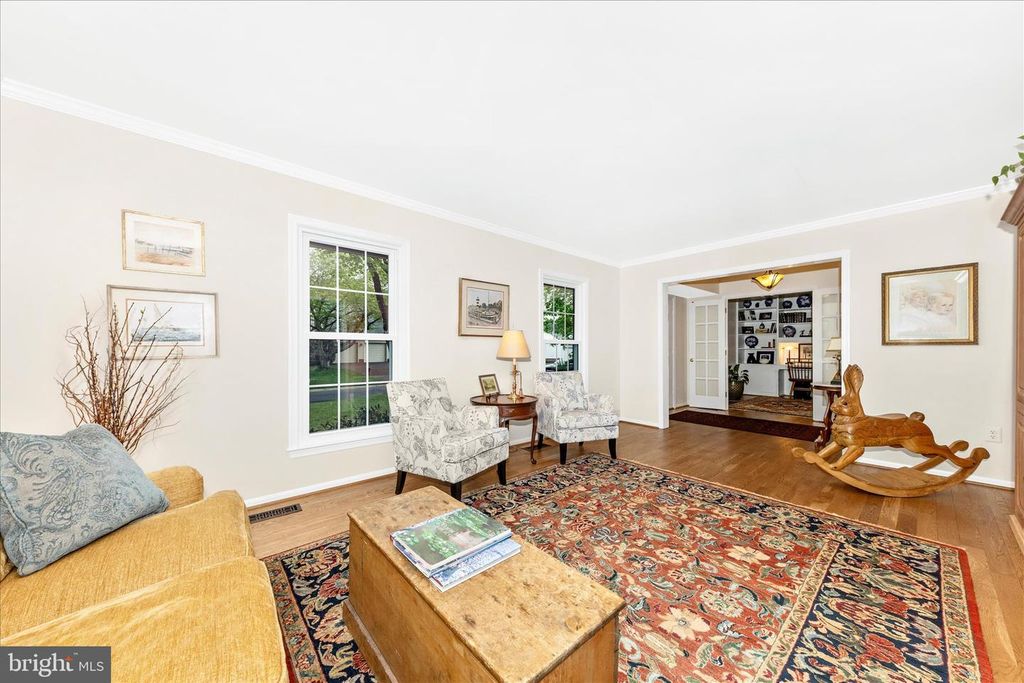 Image 7 of property listing at 20516 HIGHLAND HALL DR, Gaithersburg, MD 20886