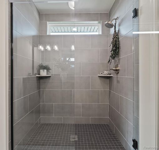 2792 Enclave Drive, Oakland Charter Township, MI 48363