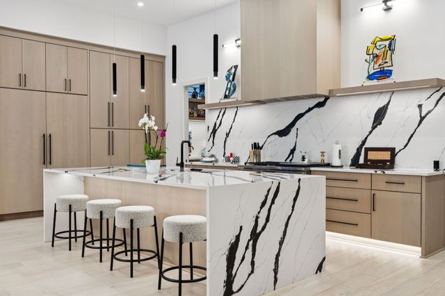 3916 Harding Pl, Nashville, TN 37215