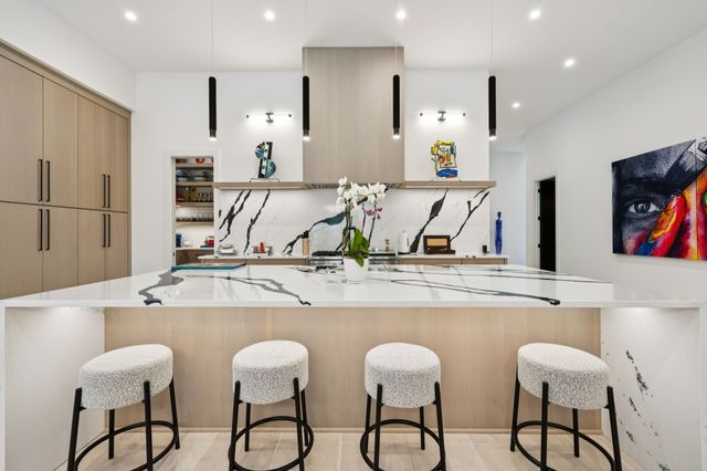 3916 Harding Pl, Nashville, TN 37215