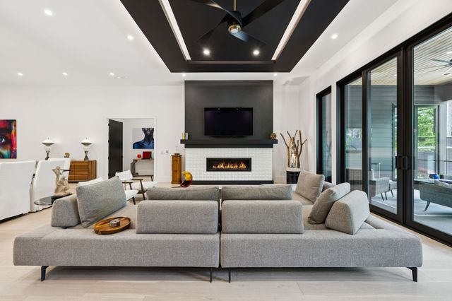 3916 Harding Pl, Nashville, TN 37215