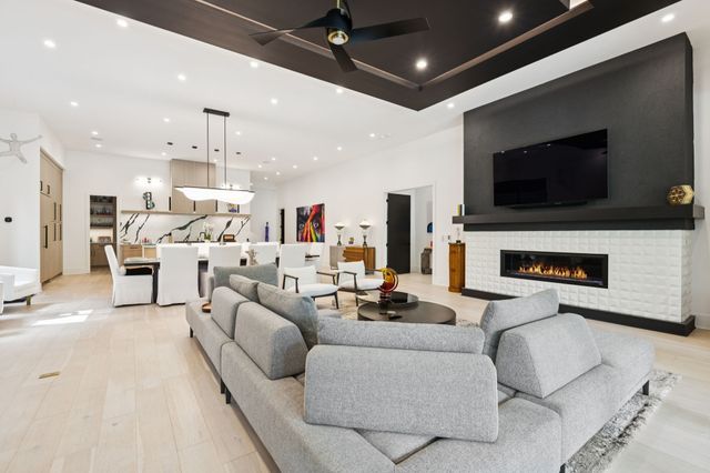 3916 Harding Pl, Nashville, TN 37215