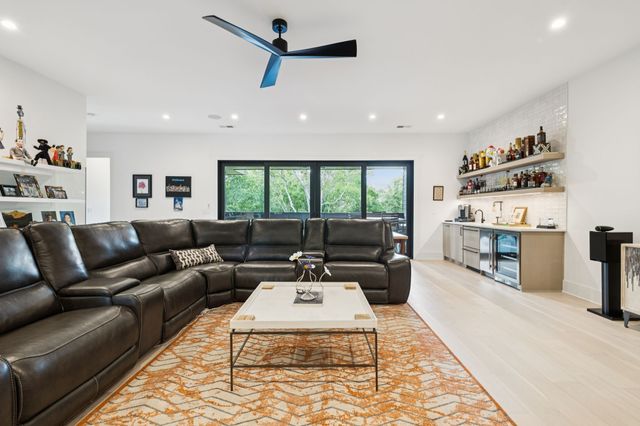 3916 Harding Pl, Nashville, TN 37215