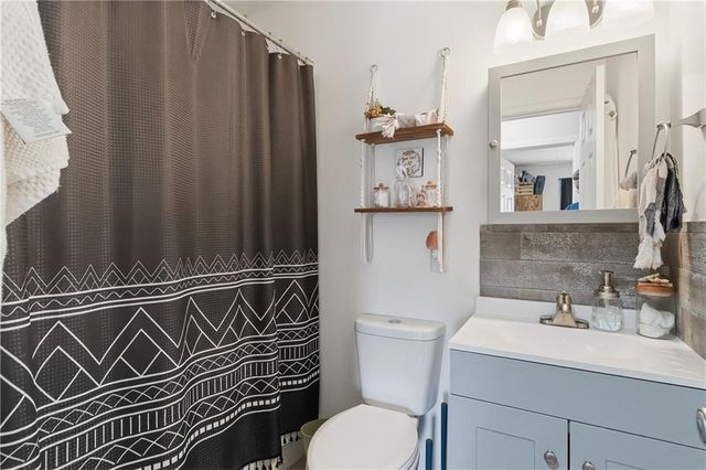 3204 NE 66th Street, Gladstone, MO 64119