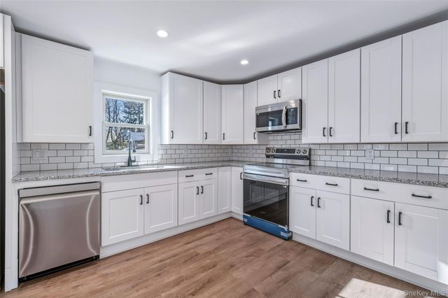 450 Munsell Road, East Patchogue, NY 11772