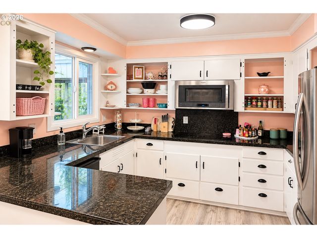 2872 SUFFOLK Ct, Eugene, OR 97401