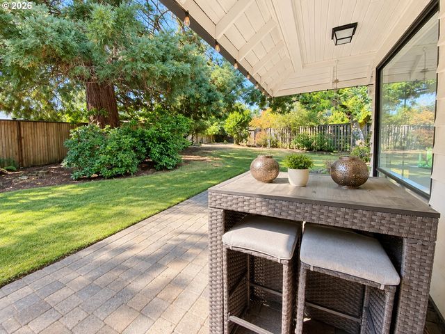 2872 SUFFOLK Ct, Eugene, OR 97401