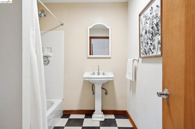 530 E 8Th St 207, Oakland, CA 94606