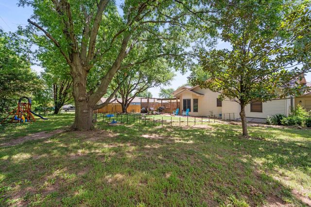 708 E 34th Ave, Winfield, KS 67156