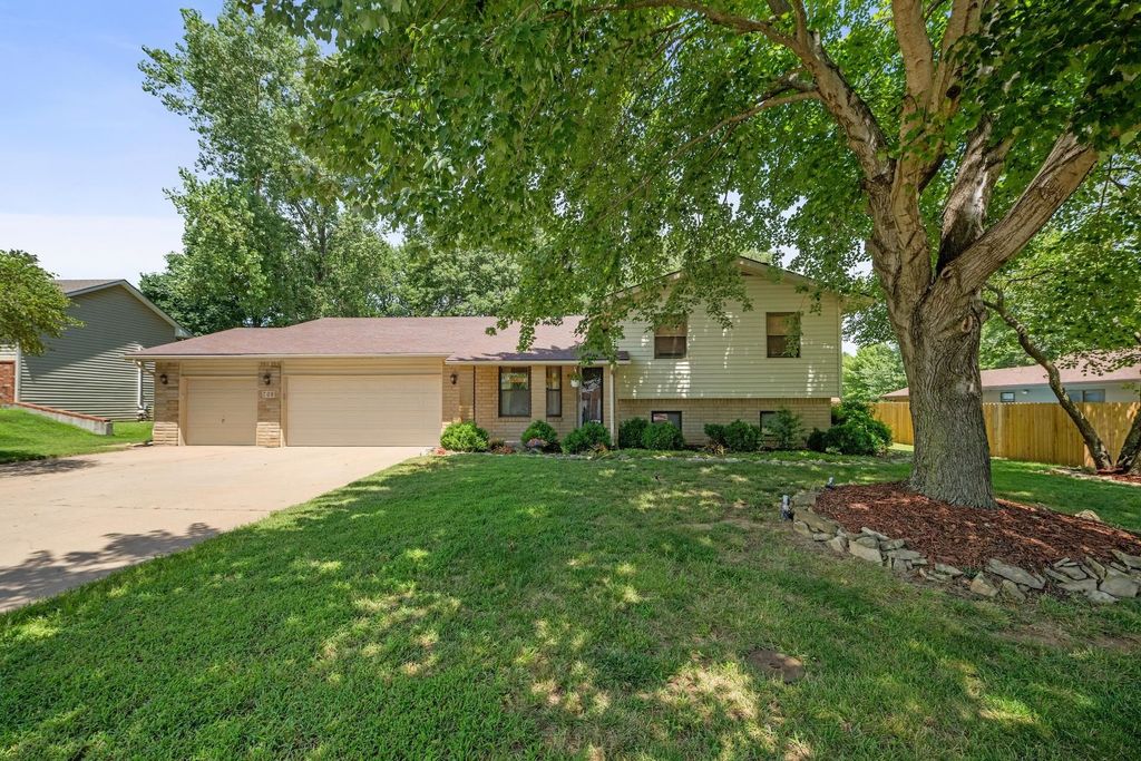 708 E 34th Ave, Winfield, KS 67156