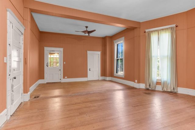 1104 E Houston Avenue, Crockett, TX 75835