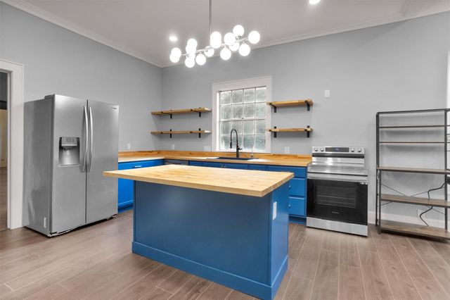 1104 E Houston Avenue, Crockett, TX 75835