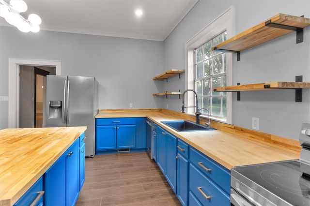 1104 E Houston Avenue, Crockett, TX 75835