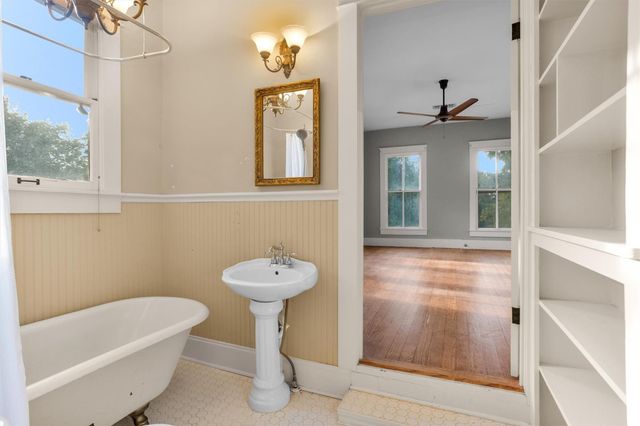 1104 E Houston Avenue, Crockett, TX 75835