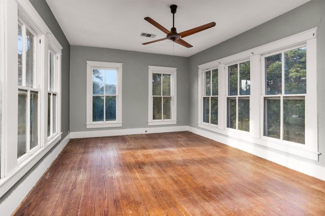 1104 E Houston Avenue, Crockett, TX 75835