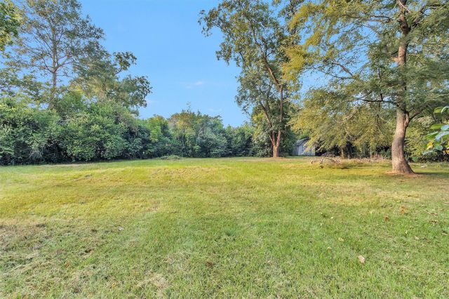 1104 E Houston Avenue, Crockett, TX 75835