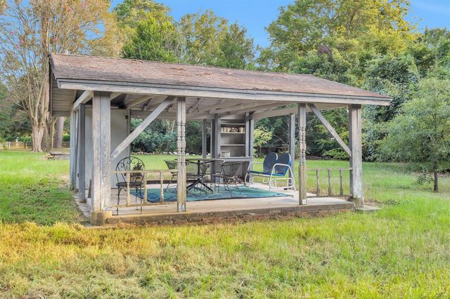 1104 E Houston Avenue, Crockett, TX 75835