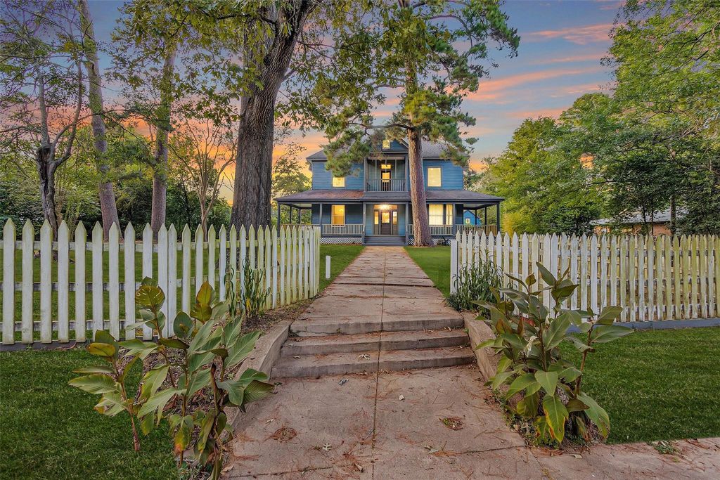 1104 E Houston Avenue, Crockett, TX 75835
