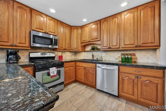 323 Oakleigh Woods Drive, Ballwin, MO 63011