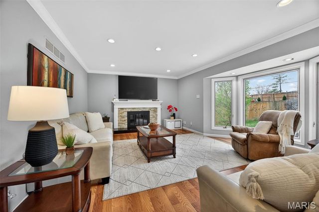 323 Oakleigh Woods Drive, Ballwin, MO 63011