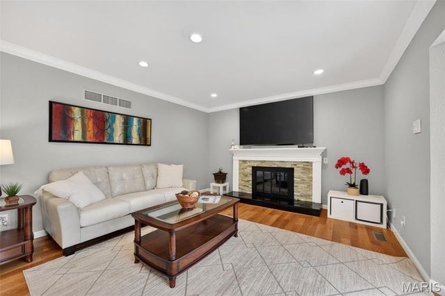 323 Oakleigh Woods Drive, Ballwin, MO 63011