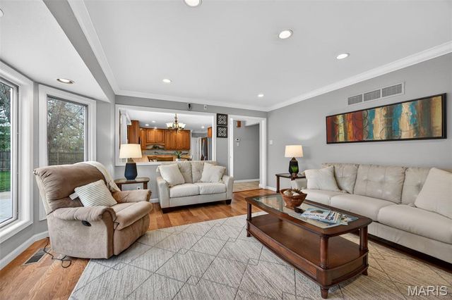 323 Oakleigh Woods Drive, Ballwin, MO 63011