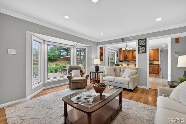 323 Oakleigh Woods Drive, Ballwin, MO 63011