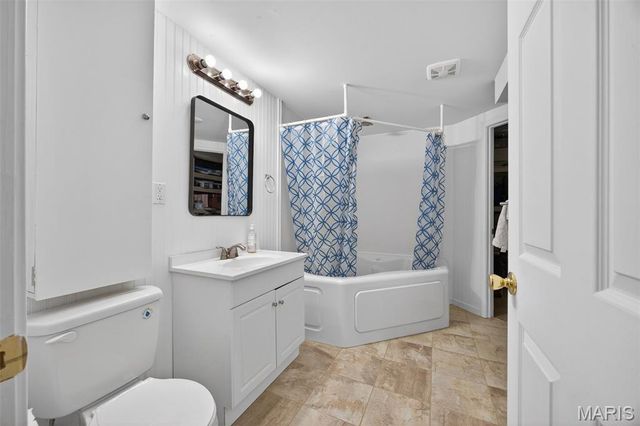 323 Oakleigh Woods Drive, Ballwin, MO 63011