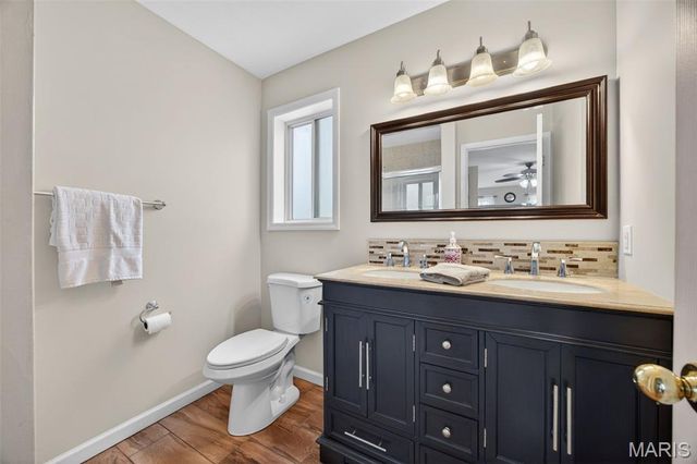 323 Oakleigh Woods Drive, Ballwin, MO 63011