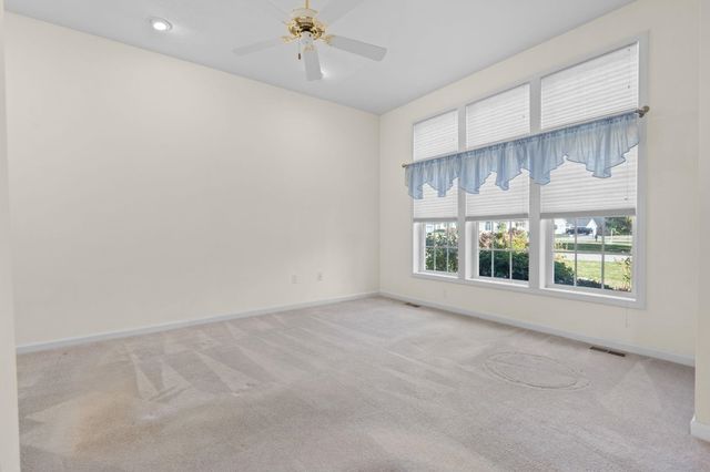 21 Lincoln Drive, Londonderry, NH 03053