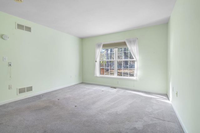 21 Lincoln Drive, Londonderry, NH 03053