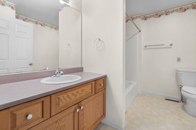 21 Lincoln Drive, Londonderry, NH 03053