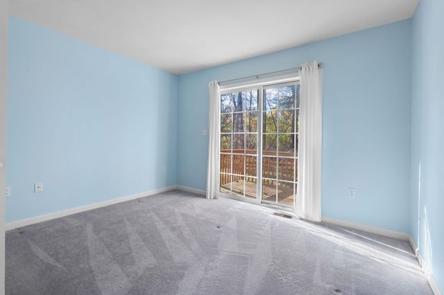 21 Lincoln Drive, Londonderry, NH 03053