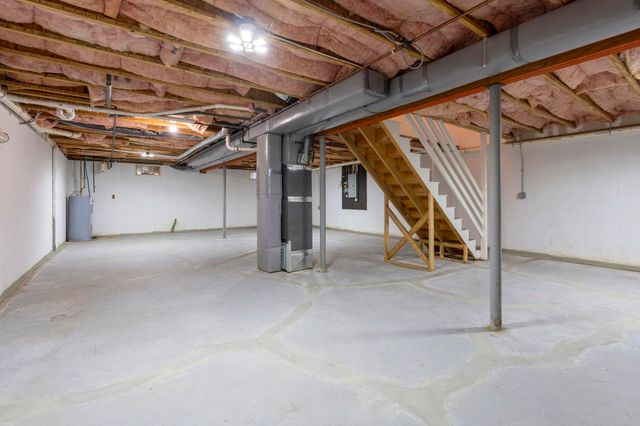 21 Lincoln Drive, Londonderry, NH 03053