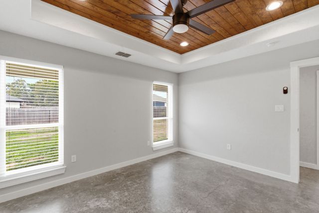 2314 Creekview Drive, Granbury, TX 76048