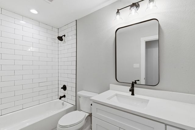 2314 Creekview Drive, Granbury, TX 76048