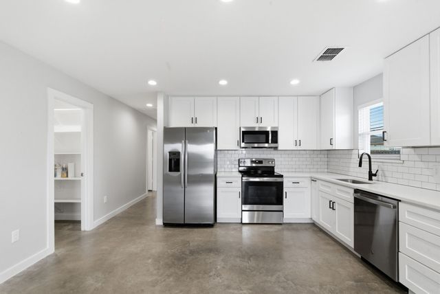 2314 Creekview Drive, Granbury, TX 76048