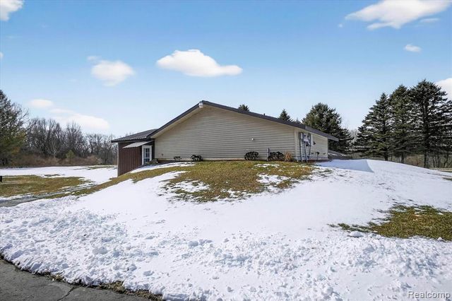 14463 Seymour Road, Linden, MI 48451