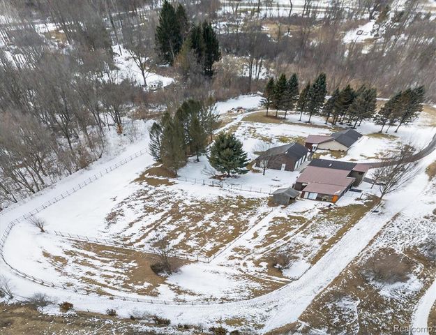 14463 Seymour Road, Linden, MI 48451