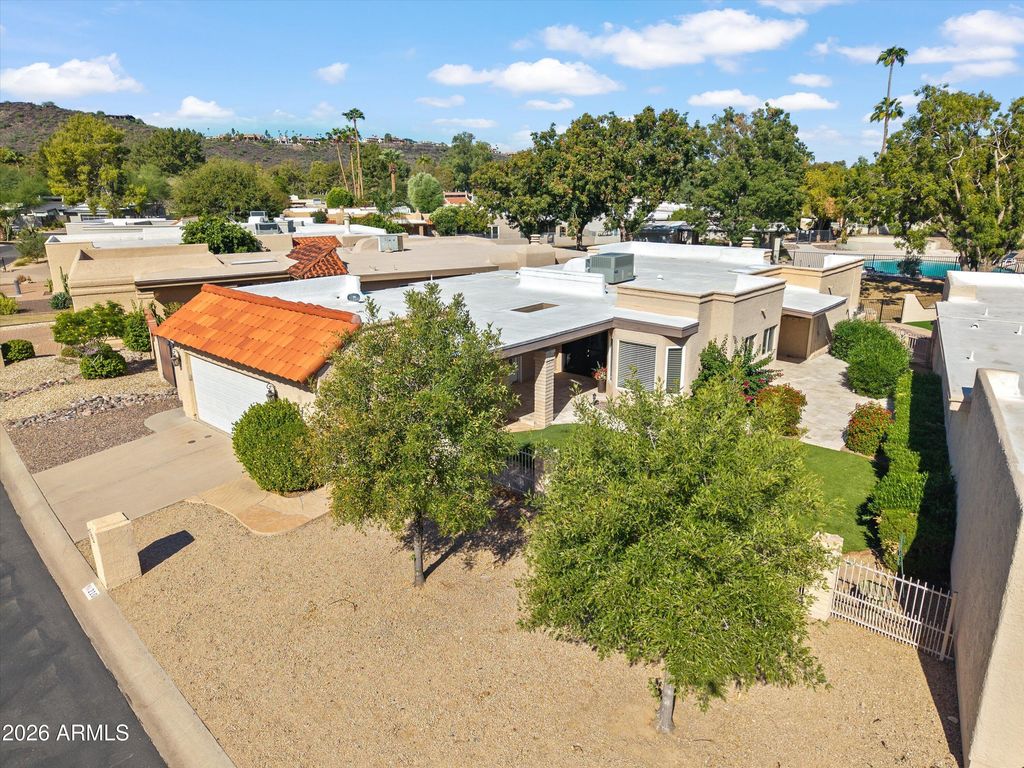 210 W CANTERBURY Lane, Phoenix, AZ 85023 — photo 2