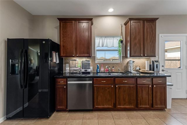 512 Forest Village Circle, La Marque, TX 77568