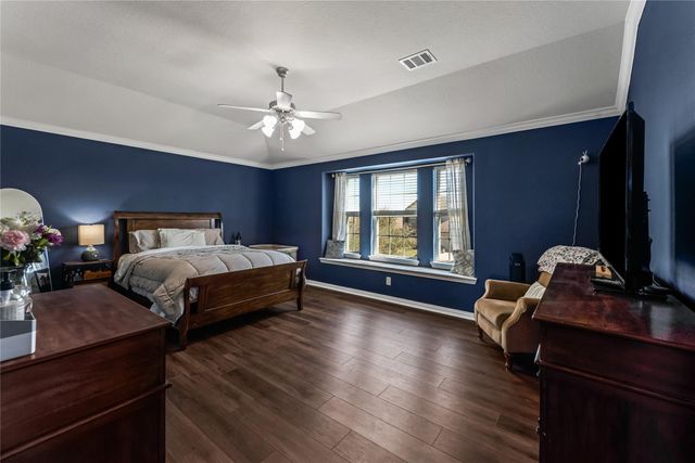 512 Forest Village Circle, La Marque, TX 77568