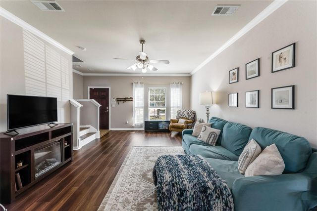 512 Forest Village Circle, La Marque, TX 77568