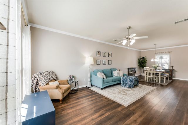 512 Forest Village Circle, La Marque, TX 77568